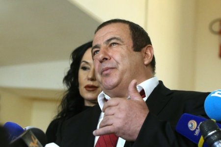 Erməni deputat: "Ermənistan əhalisi uçuruma yuvarlanır"