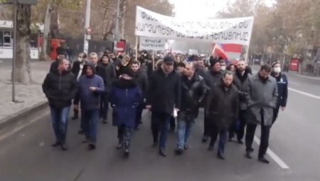 Ermənistan: Etirazçılar Paşinyanın istefasını tələb edirlər