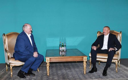 İlham Əliyev Lukaşenko ilə qeyri-rəsmi görüşdü - Video