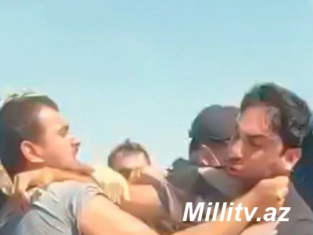 Kamil Zeynallı polisin gözü qarşısında yumruq davasına çıxdı - VİDEO