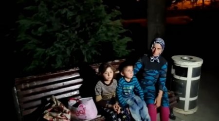 Qarabağ Qazisinin ailəsi iki uşaqla parkda yatır - VİDEO
