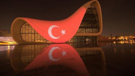 Heydər Əliyev Mərkəzi üzərində Türkiyə bayrağı dalğalandı - FOTO