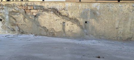 "Kristal Abşeron"un tikdiyi binanın təməlində yaranan oyuğa betonu kim vurur? - FOTOLAR