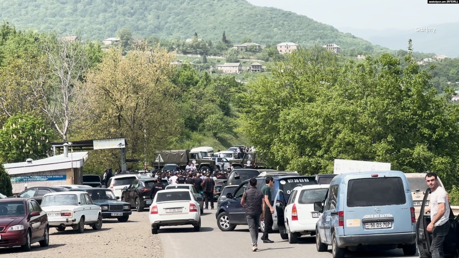 Qazaxla həmsərhəd bu kəndə giriş bağlandı... - Polis yalnız yerli sakinləri buraxır...