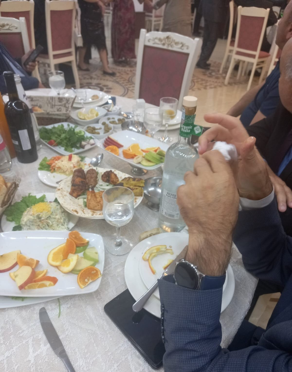 Yasamal qəbristanlığı ilə üzüzə yerləşən “STAR HALL” restoranında “otxod” yeməklər verilir –FOTOFAKT